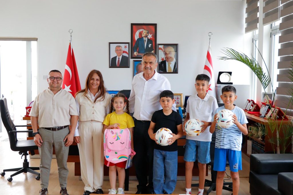 Gazimağusa Belediye Başkanı Uluçay, mahallelerinde çevre temizliği yapan çocuklara teşekkür etti