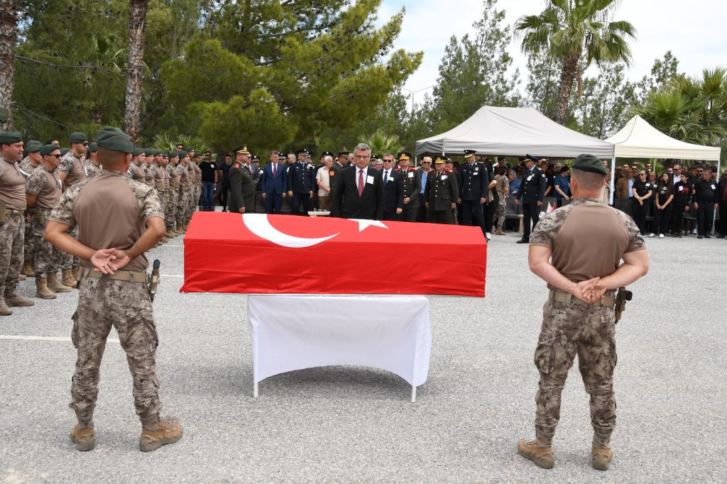 Görevdeyken rahatsızlanarak hayatını kaybeden 47 yaşındaki polis memuru Korkmaz son yolculuğuna uğurlandı
