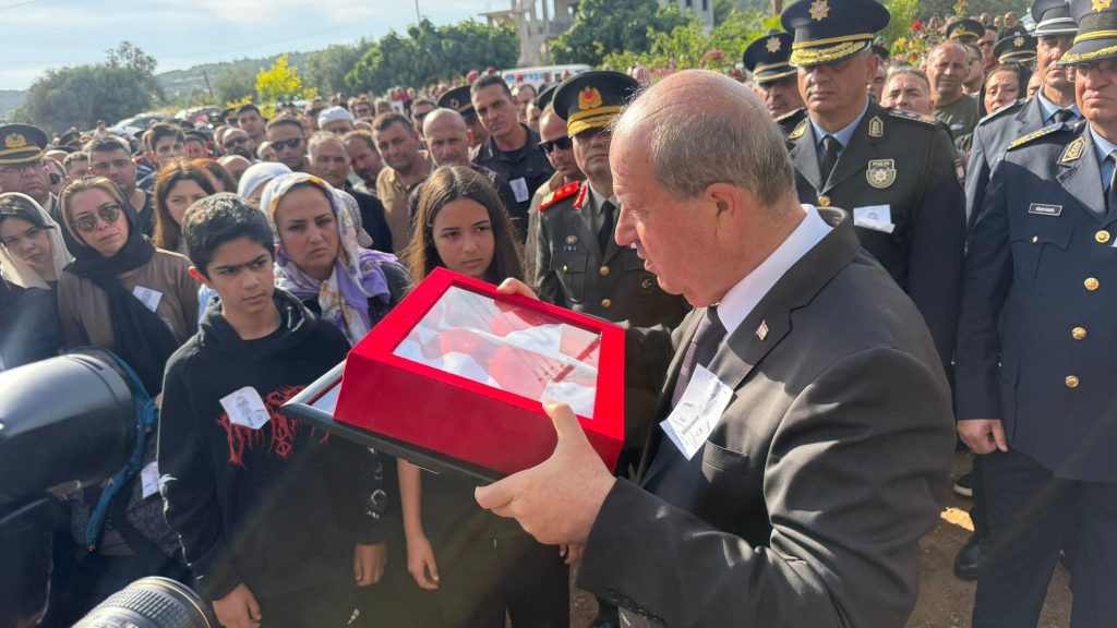 Görevdeyken rahatsızlanarak hayatını kaybeden 47 yaşındaki polis memuru Korkmaz son yolculuğuna uğurlandı