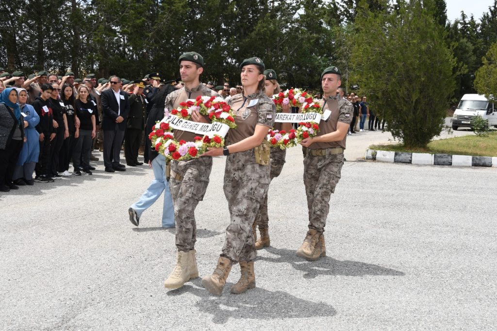 Görevdeyken rahatsızlanarak hayatını kaybeden 47 yaşındaki polis memuru Korkmaz son yolculuğuna uğurlandı