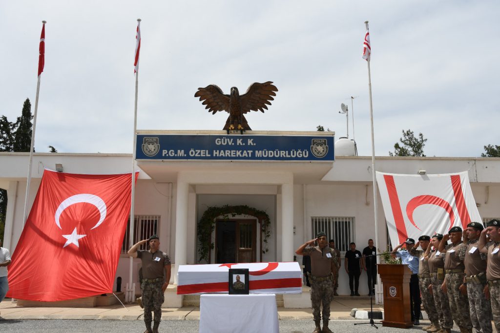 Görevdeyken rahatsızlanarak hayatını kaybeden 47 yaşındaki polis memuru Korkmaz son yolculuğuna uğurlandı