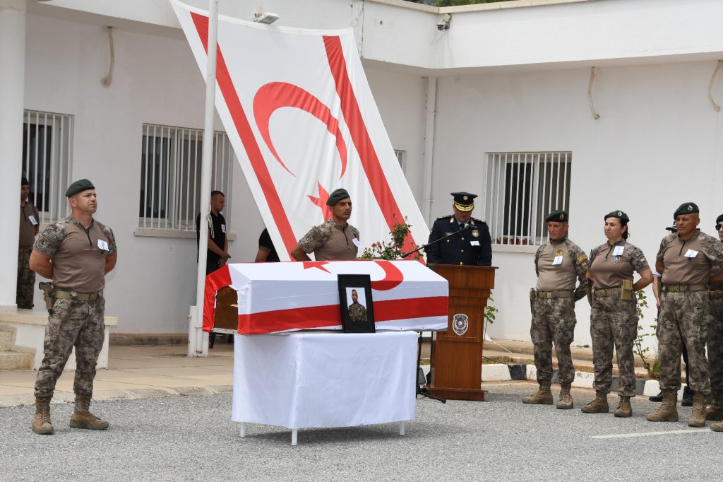 Görevdeyken rahatsızlanarak hayatını kaybeden 47 yaşındaki polis memuru Korkmaz son yolculuğuna uğurlandı