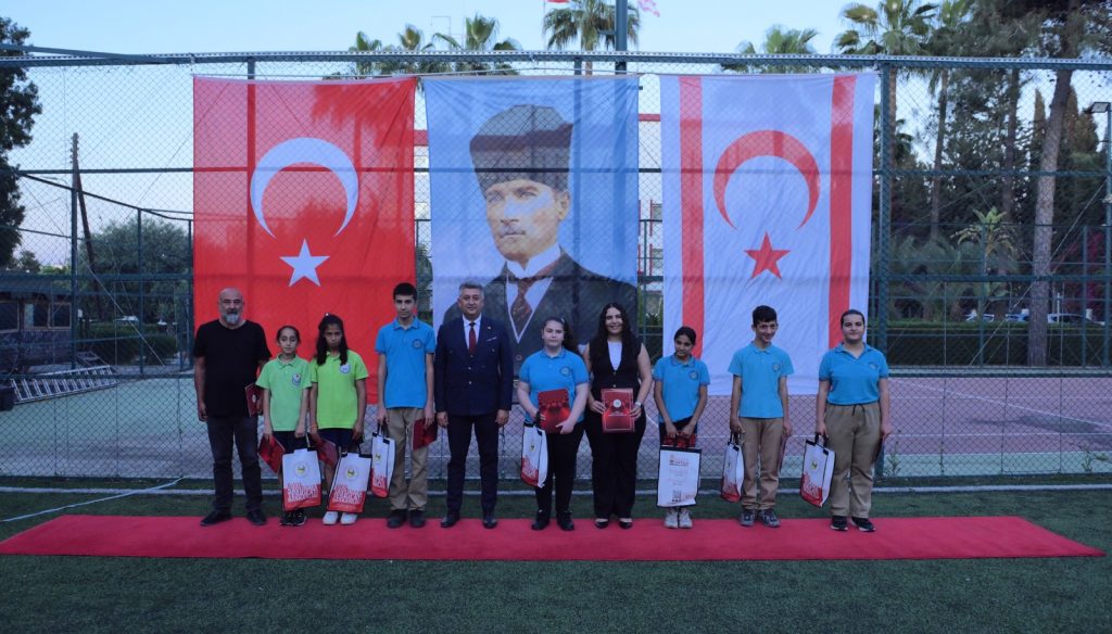 Sivil Savunma Teşkilatı Başkanlığı, yarışmalarda başarı gösteren öğrencilere ödüllerini dağıttı