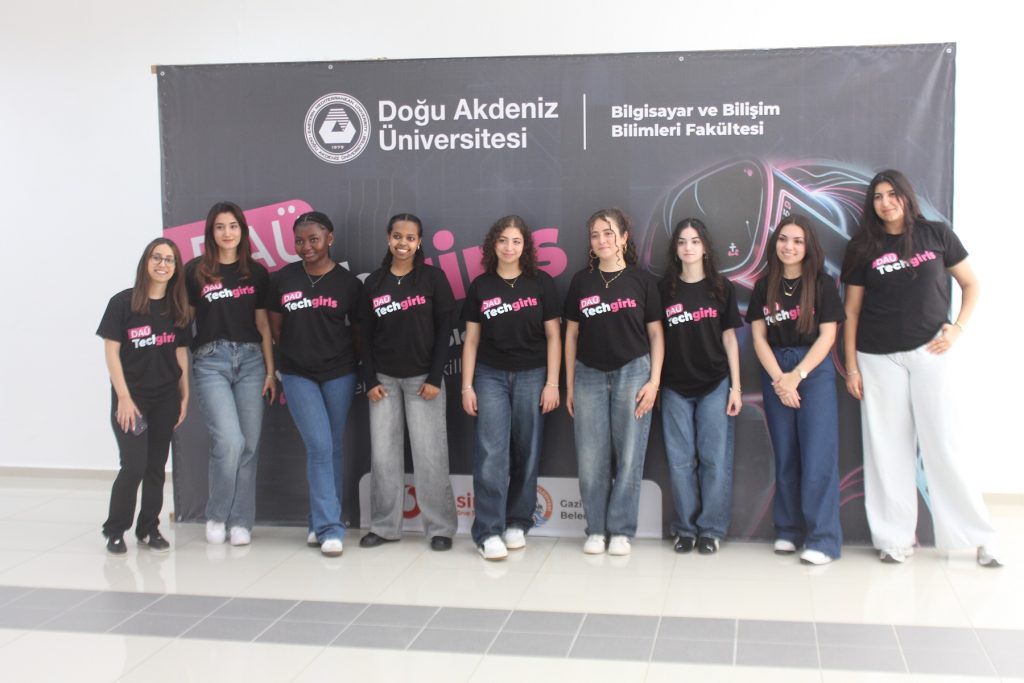DAÜ TechGirls Komitesi'nin düzenlediği liseler arası bilişim yarışması yapıldı