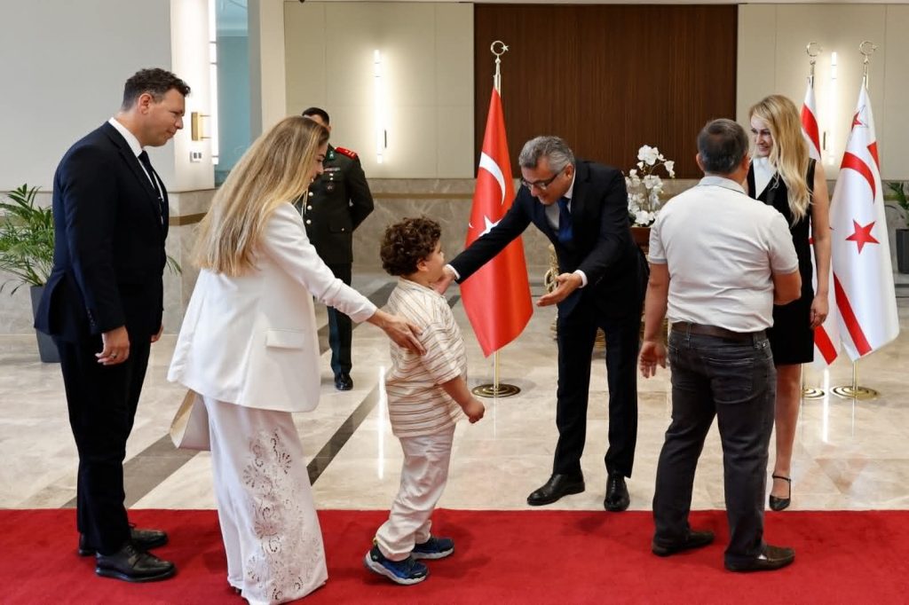 Cumhurbaşkanı Tufan Erhürman ve eşi Nilden Bektaş Erhürman, Cumhurbaşkanlığı’nda bayram tebriği kabul etti