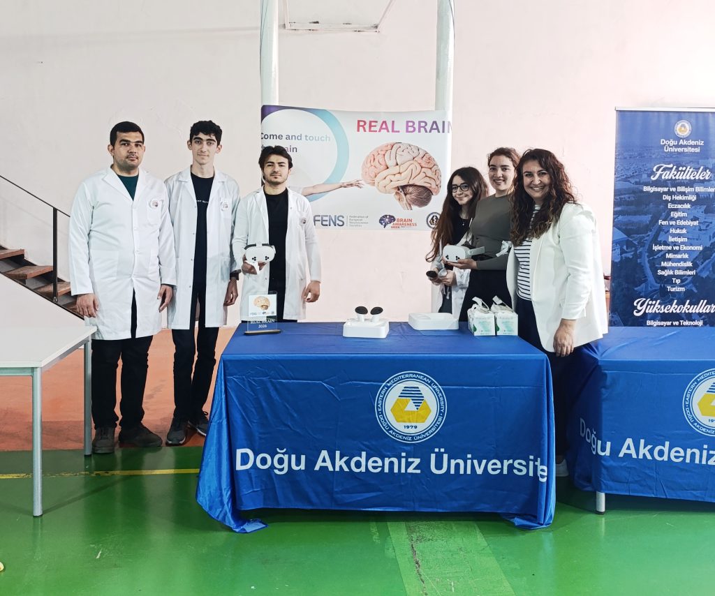 Çocuklara sanal gerçeklik gözlükleriyle beyinle ilgili deneyim...