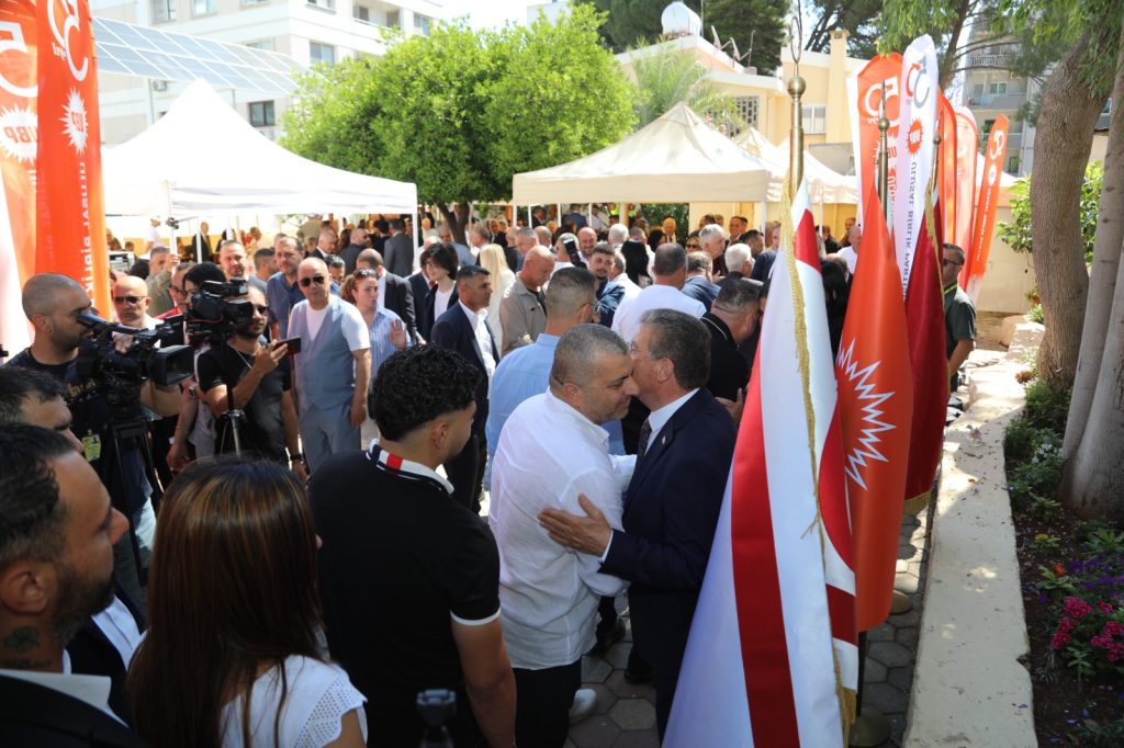 Başbakan Üstel, UBP Genel Merkezi’nde partililerle bayramlaştı