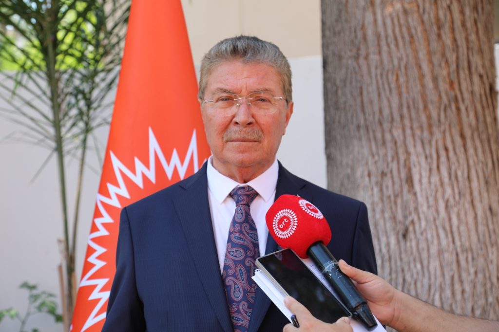 Başbakan Üstel, UBP Genel Merkezi’nde partililerle bayramlaştı