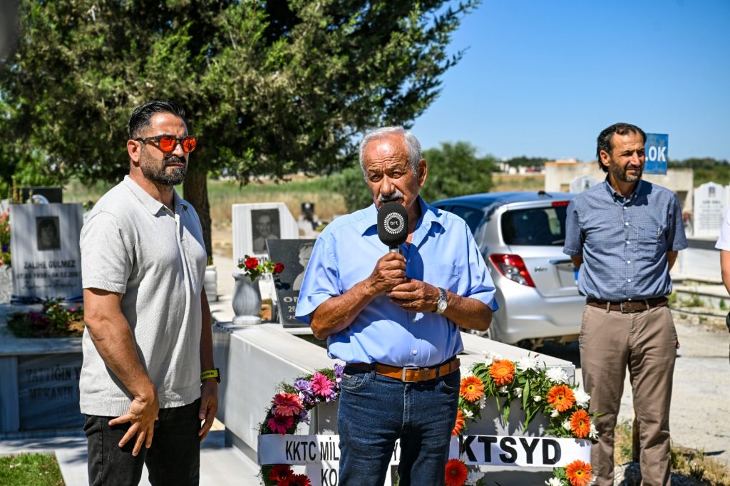 Spor yazarı Omaç Başat kabri başında anıldı