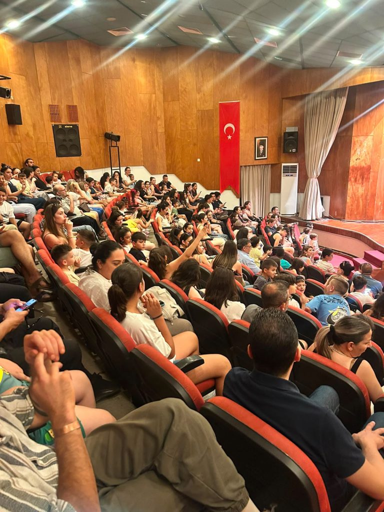 Kıbrıs Türk Devlet Tiyatroları “Sevdalı Bulut” isimli oyunu sahneledi