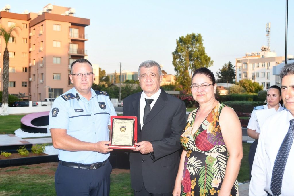 Emekli olan ve 30 hizmet yılını tamamlayan polislere plaket verildi