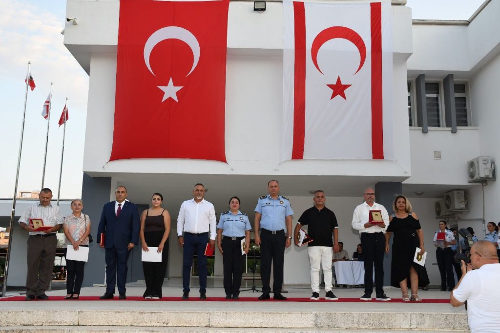 Emekli olan ve 30 hizmet yılını tamamlayan polislere plaket verildi