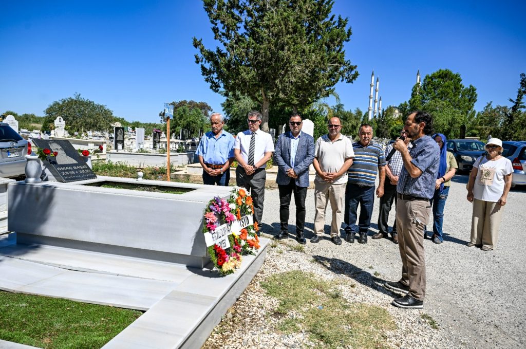 Spor yazarı Omaç Başat kabri başında anıldı