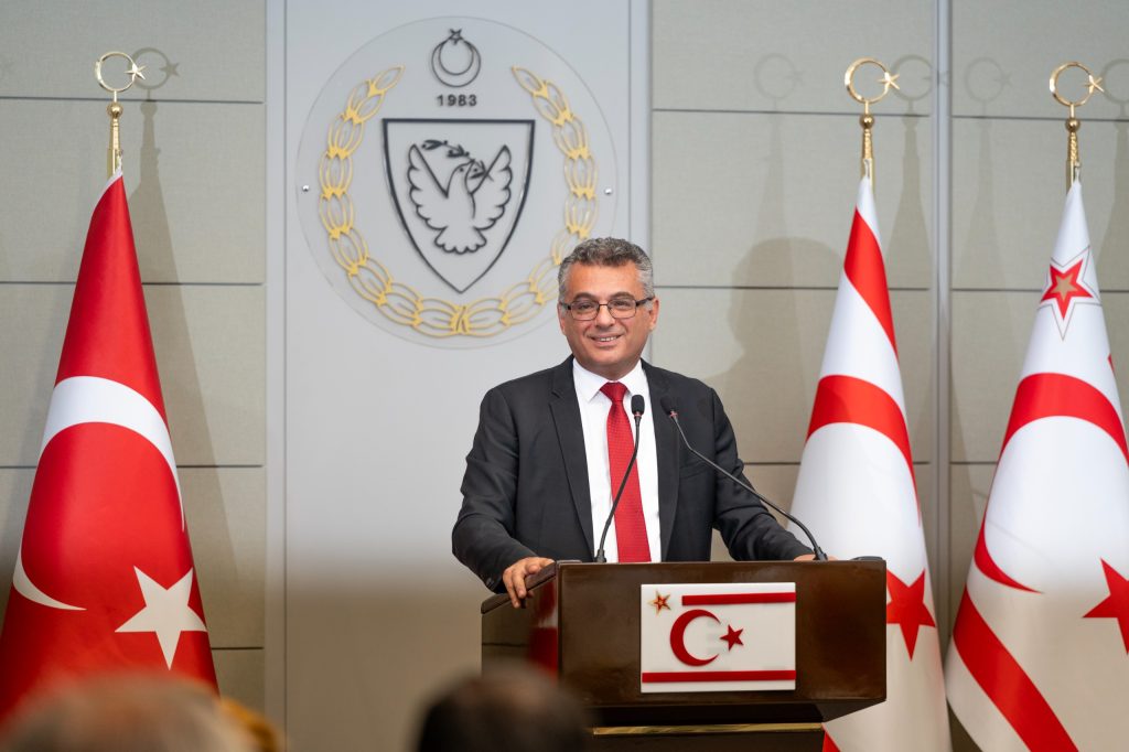 Erhürman: “Çözüme giden yolda kaldırımları doğru döşemeye başladık”