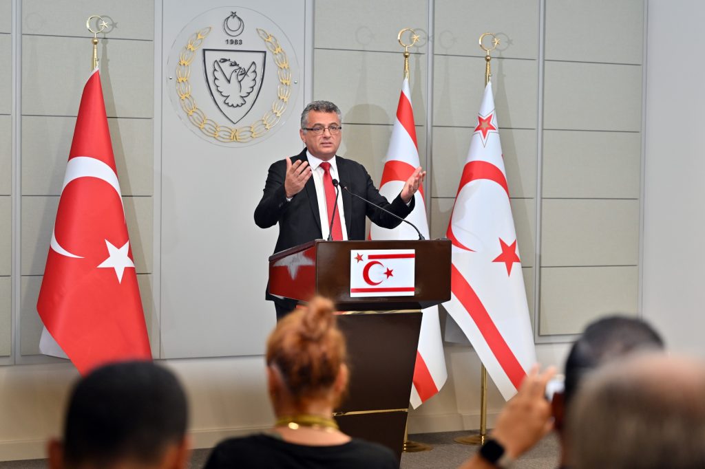 Erhürman: “Çözüme giden yolda kaldırımları doğru döşemeye başladık”