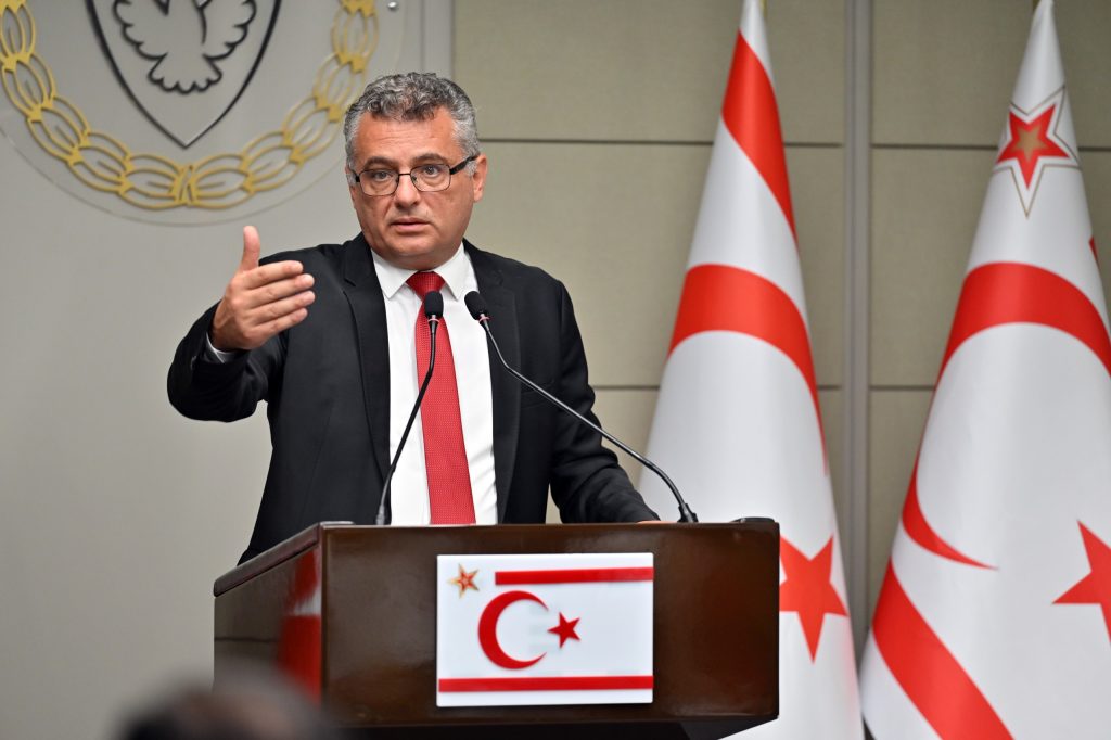 Erhürman: “Çözüme giden yolda kaldırımları doğru döşemeye başladık”