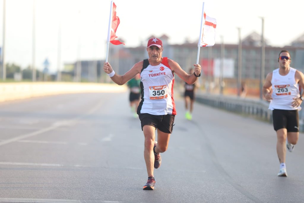 İskele Yarı Maratonu koşuldu… Sadıkoğlu: “Birlikte bir gelecek için adım atıyoruz”