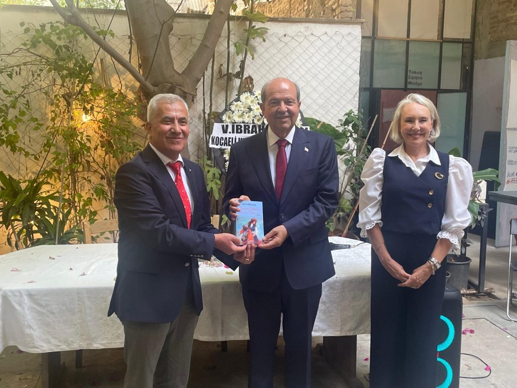 Serra Menekay’ın “Köklerden Dallara” isimli tarih kitabının tanıtımı yapıldı
