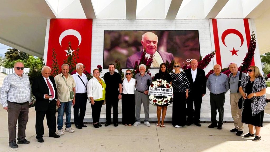 Avustralya’da yaşayan Kıbrıslı Türkler, Lefkoşa’daki anıtlara çelenk bıraktı