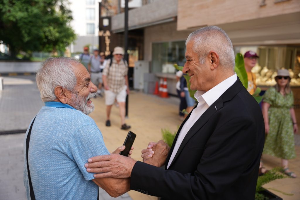 Taçoy, LTB adayı Aktuç'la Surlariçi'ni ziyaret etti